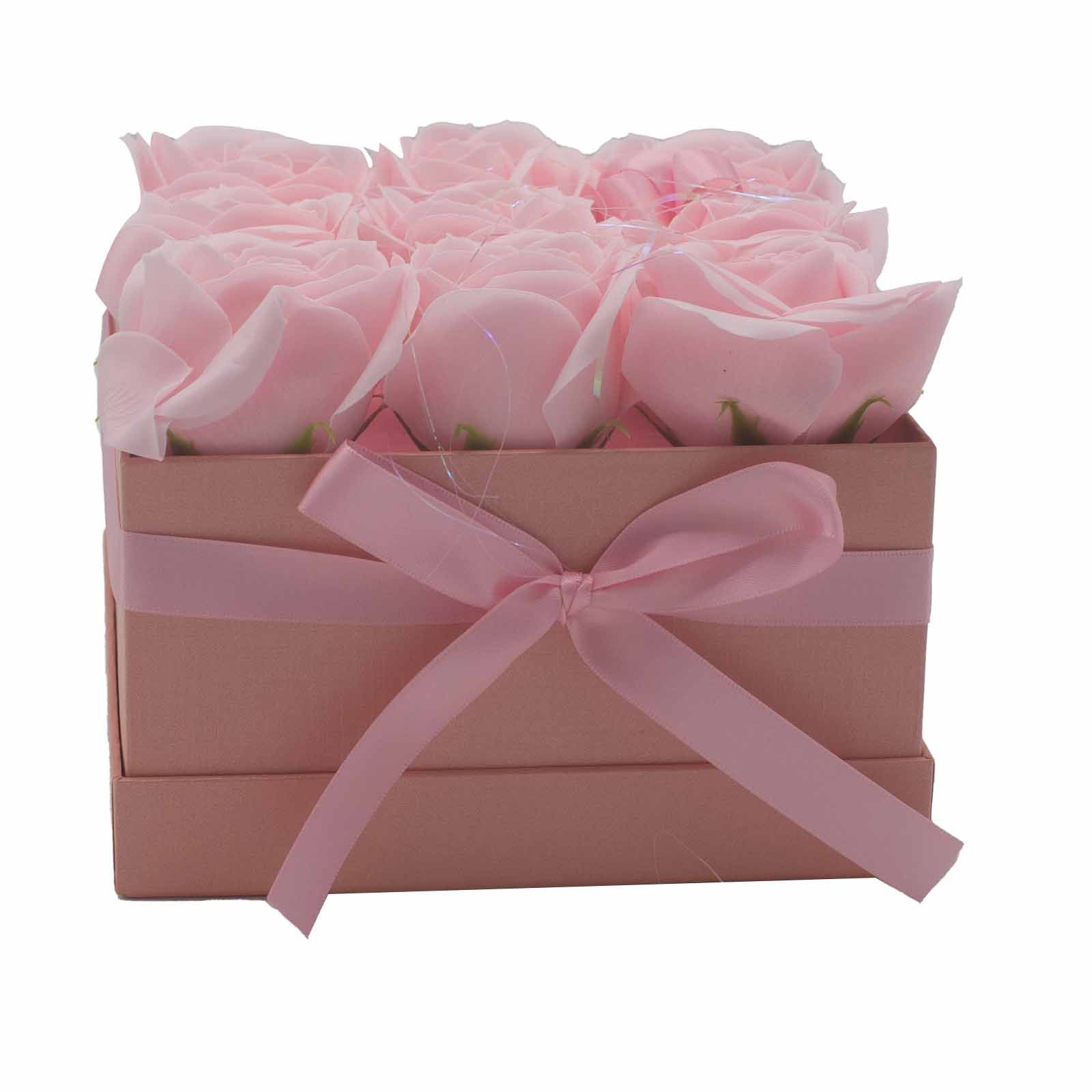 bG9jYWw6Ly9tZWRpYS9TRy9BQy82MFIzMEMxRzZSVDNBQ1NHLzE1ZWVlNjQ4LmpwZWc-1.jpg Seifenblumenstrauß Rosa 9 Rosen eckig Geschenkbox Duftseife Badeseife