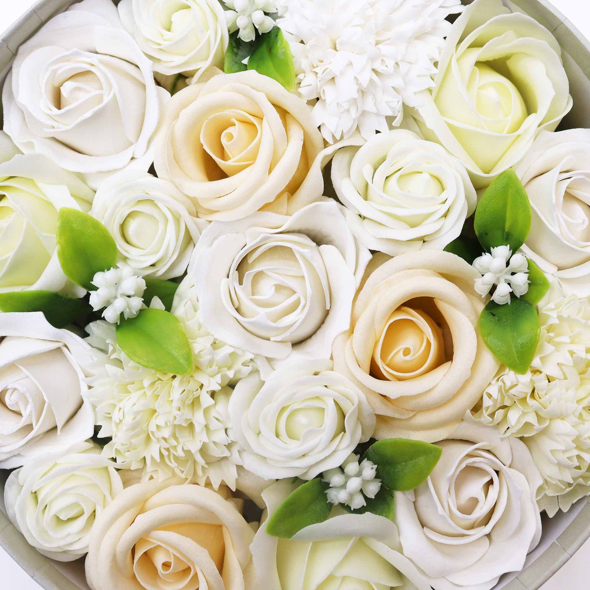 bG9jYWw6Ly9tZWRpYS9TSC82RC82MFIzMEMxRzZSV0s2RFNILzNiMTA5NTYzLmpwZWc.jpg Seifenblumen Geschenkbox Hochzeit Rund Weiß & Elfenbein – Duftseifen Geschenk
