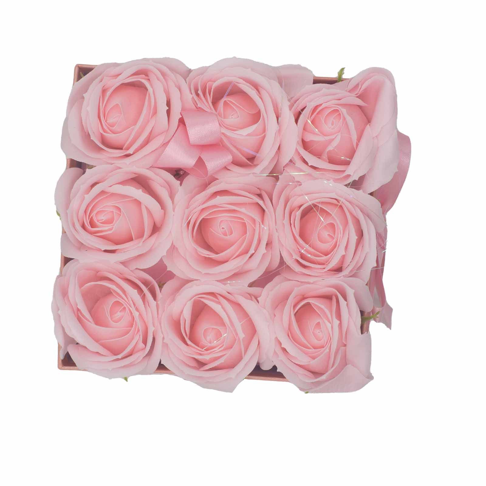 bG9jYWw6Ly9tZWRpYS9TSC9BQy82MFIzMEMxRzZSVDNBQ1NIL2ZmNWM5M2U1LmpwZWc-1.jpg Seifenblumenstrauß Rosa 9 Rosen eckig Geschenkbox Duftseife Badeseife