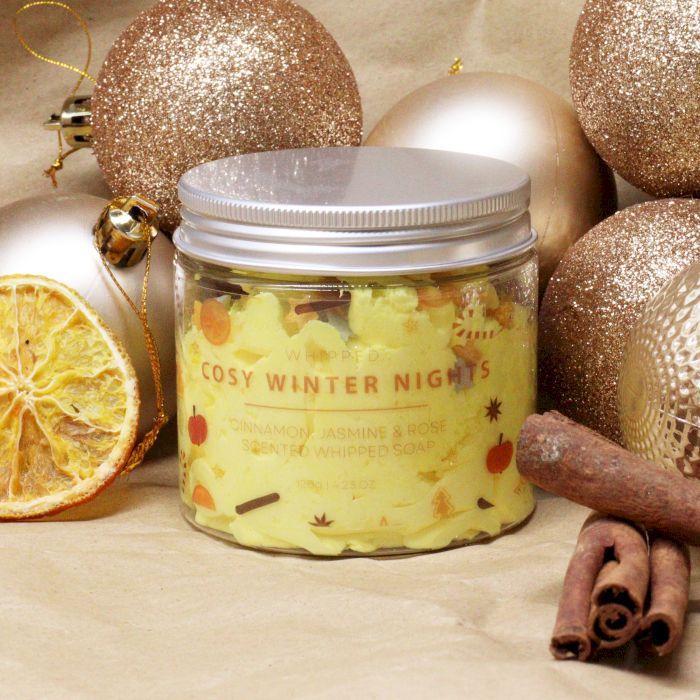 bG9jYWw6Ly9tZWRpYS9TSi80Qy82MFIzMEMxRzZSV0s0Q1NKLzE1OTAxOWVhLmpwZWc.jpg Cremeseife Gelb Cosy Winter Nights mit Glycerin 120 g Winterseife