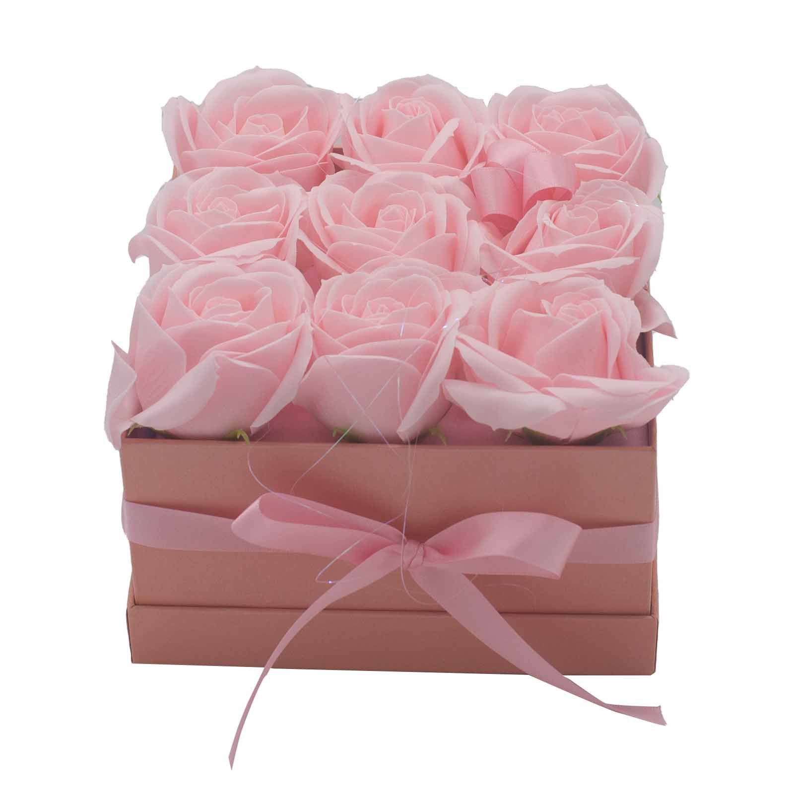 bG9jYWw6Ly9tZWRpYS9TSi9BQy82MFIzMEMxRzZSVDNBQ1NKL2RlOGRiOTkxLmpwZWc-1.jpg Seifenblumenstrauß Rosa 9 Rosen eckig Geschenkbox Duftseife Badeseife