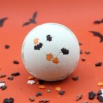 Halloween Badebombe Kokosnuss & Limette 180 g sprudelnder Badezusatz – Honigbee Halloween Badebombe Kokosnuss & Limette 180 g sprudelnder Badezusatz