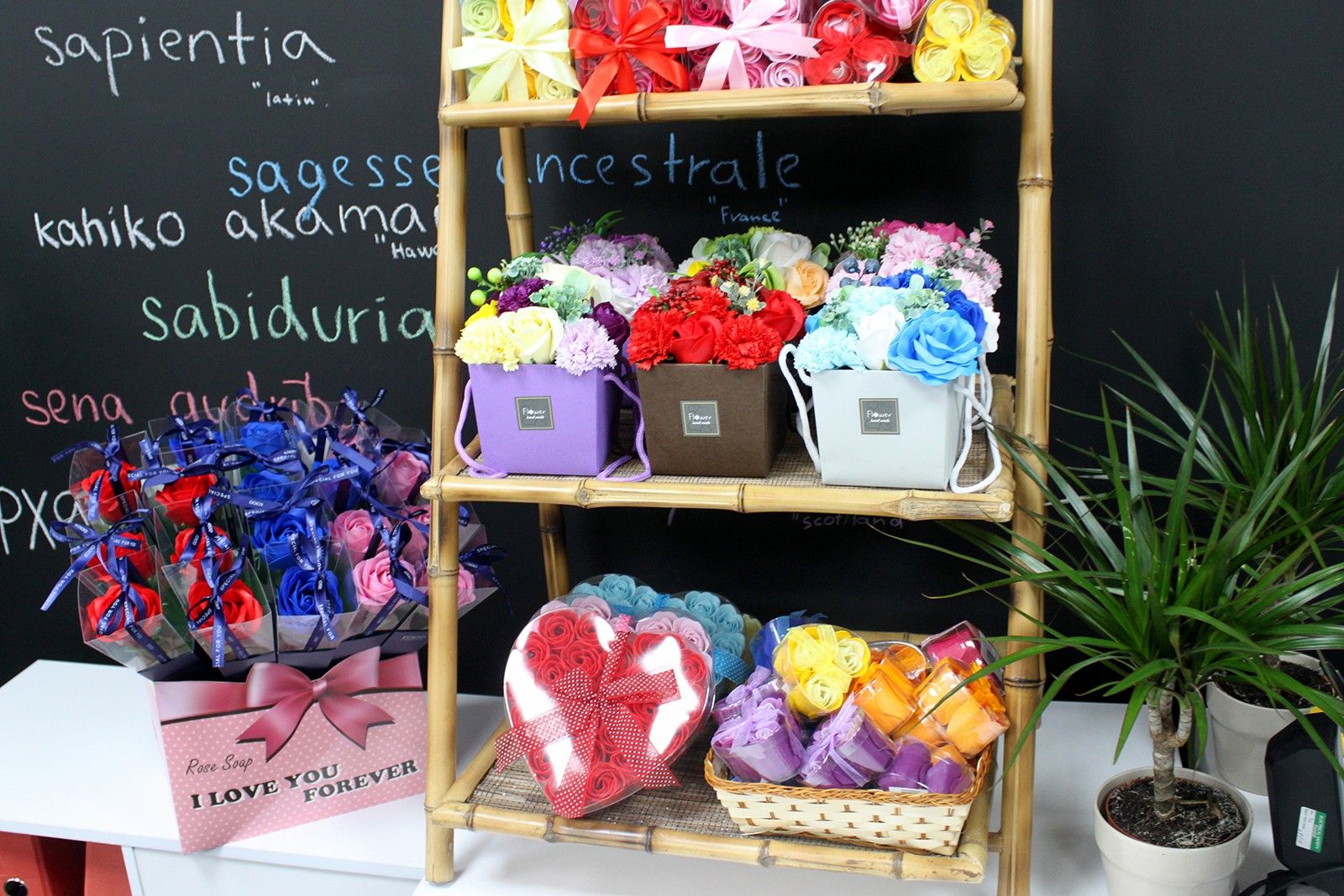 bG9jYWw6Ly9tZWRpYS9TTS9BQy82MFIzMEMxRzZHVjNBQ1NNLzYwYzhiZTVmLmpwZWc-9.jpg Seifenblumen Box Lavendel Rosen 9er Set Geschenkset