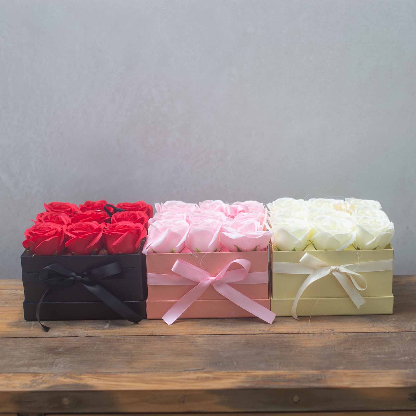 bG9jYWw6Ly9tZWRpYS9TUC9BQy82MFIzMEMxRzZSVDNBQ1NQL2ZiZTM5ZmFhLmpwZWc.jpg Seifenblumenstrauß Rosa 9 Rosen eckig Geschenkbox Duftseife Badeseife