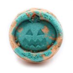 Halloween Badebombe Fenchel & Orange 180 g sprudelnder Badezusatz – Honigbee Halloween Badebombe Fenchel & Orange 180 g