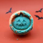 Halloween Badebombe Fenchel & Orange 180 g sprudelnder Badezusatz – Honigbee Halloween Badebombe Fenchel & Orange 180 g sprudelnder Badezusatz