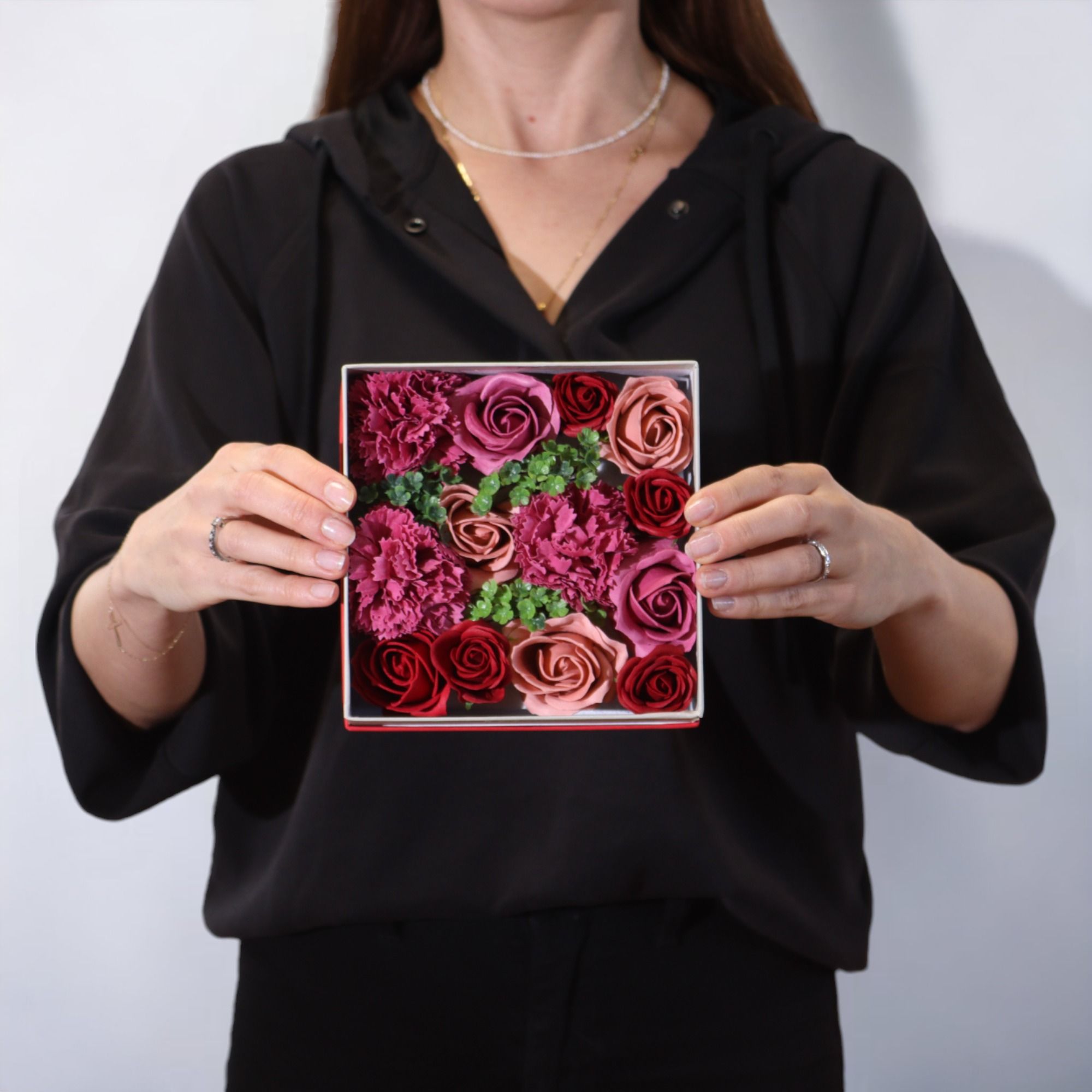 bG9jYWw6Ly9tZWRpYS9TUi80Qy82MFIzMEMxRzZXUjM0Q1NSLzc3YjYwYWJlLmpwZWc.jpg Seifenblumen Geschenkbox Vintage Rosen Quadrat – Duftseifen Geschenk