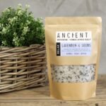 Himalaya Badesalz Entspannung 500 g mit Jojobaöl & Lavendel – Honigbee Himalaya Badesalz Entspannung 500 g mit Jojobaöl & Lavendel