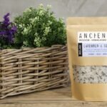 Himalaya Badesalz Entspannung 500 g mit Jojobaöl & Lavendel – Honigbee Himalaya Badesalz Entspannung 500 g mit Jojobaöl & Lavendel