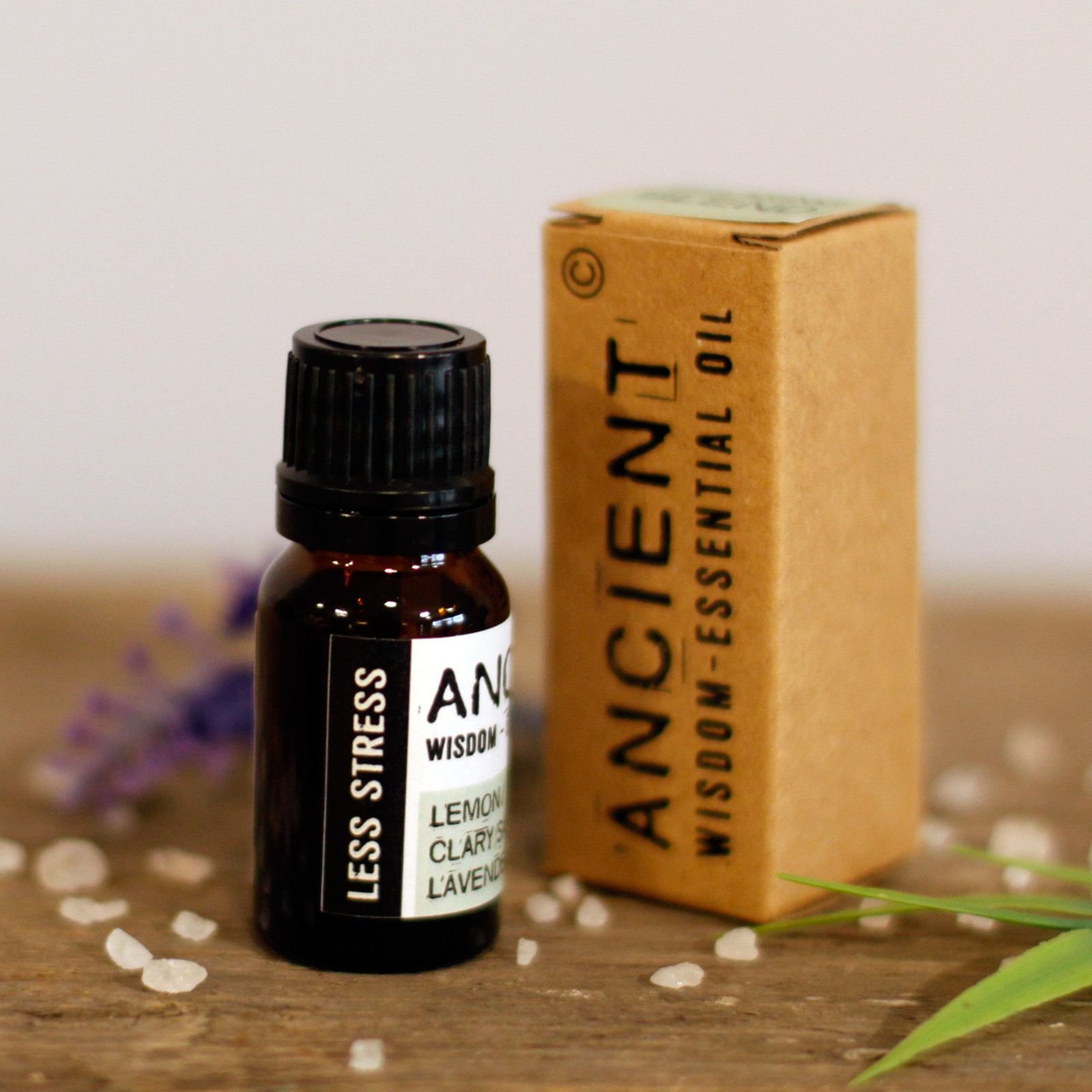 bG9jYWw6Ly9tZWRpYS9TTi9DQy82MFIzMEMxRzZNU0tDQ1NOLzA0ZWI5MDNjLmpwZWc.jpg Less Stress ätherische Ölmischung 10 ml – Muskatellersalbei, Zitrone & Lavendel Aromatherapie