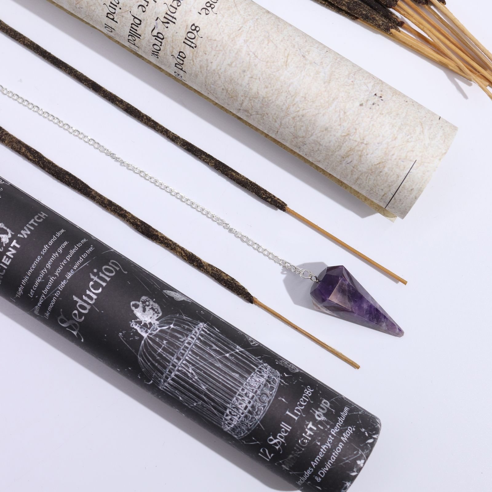 bG9jYWw6Ly9tZWRpYS85TS8wRS82MFIzMEMxSjY0V0swRTlNLzc5MmNlMTFjLmpwZw.jpg Seduction Räucherstäbchen Set mit Amethyst Pendel – 12 Midnight Oud Räucherstäbchen & Orakelkarte