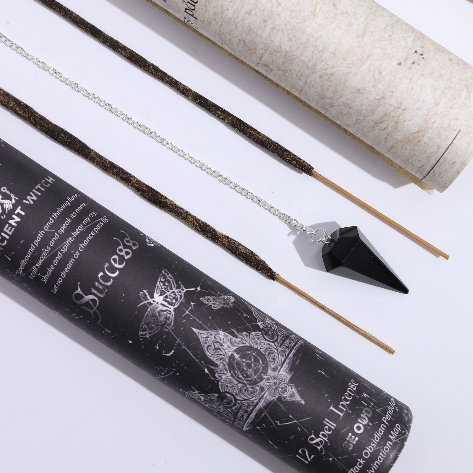 bG9jYWw6Ly9tZWRpYS85UC9BRC82MFIzMEMxSjY0VDNBRDlQLzBjM2M2NjNmLmpwZw.jpg Success Räucherstäbchen Set mit Obsidian Pendel – 12 Rose-Oud Räucherstäbchen & Orakelkarte