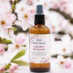 Raumspray Sakura Essence 100 ml – Blumiger Raumduft mit Kirschblüten, Rose und Vanille – Honigbee Raumspray Sakura Essence 100 ml – Blumiger Raumduft mit Kirschblüten, Rose und Vanille