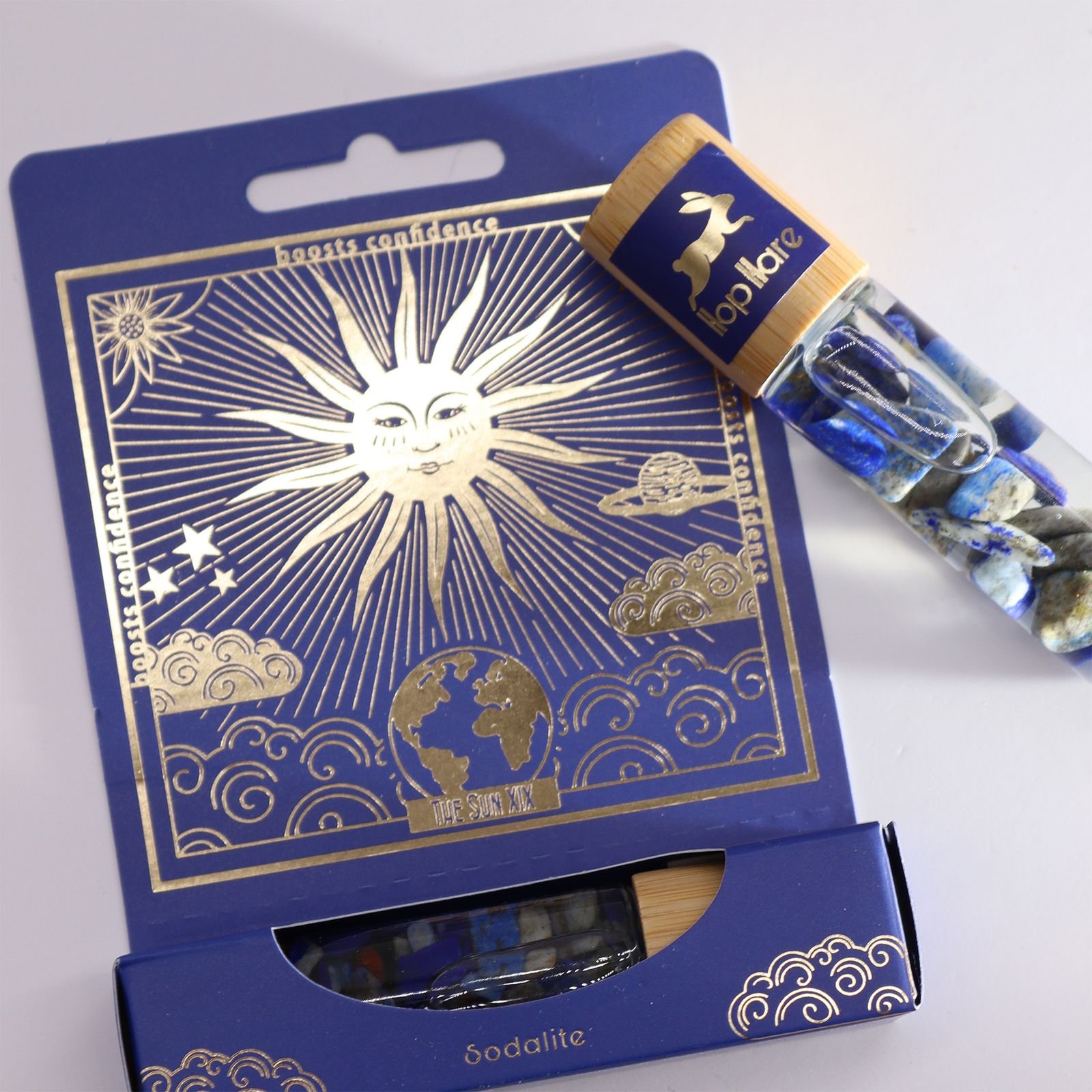bG9jYWw6Ly9tZWRpYS8xTi9KRS82MFIzMEMxRzZXUktKRTFOLzVmYzJiNzZhLmpwZWc.jpg The Sun Duft Roll-On mit ätherischen Ölen & Sodalith – Tarot
