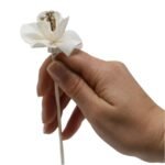 Duftdiffuser Blumen Lilie 4 Stück – Natürliche Solaholz Duftblumen mit Bambusstäbchen – Honigbee Duftdiffuser Blumen Lilie 4 Stück – Natürliche Solaholz Duftblumen mit Bambusstäbchen