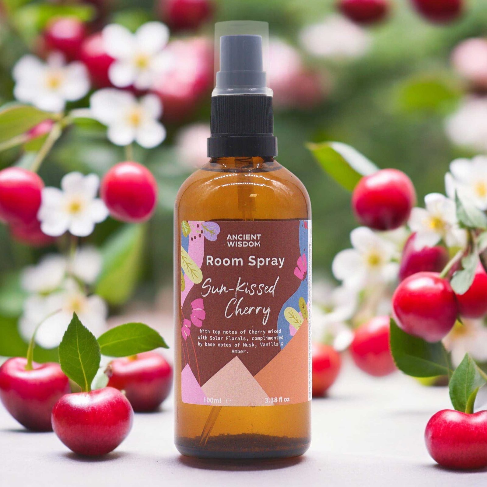 bG9jYWw6Ly9tZWRpYS9TSC9KQy82MFIzMEMxRzZXUzNKQ1NILzkxYTlkYjJmLmpwZWc.jpg Raumspray Sun-Kissed Cherry 100 ml – fruchtiger Kirschduft mit Vanille und floralen Noten