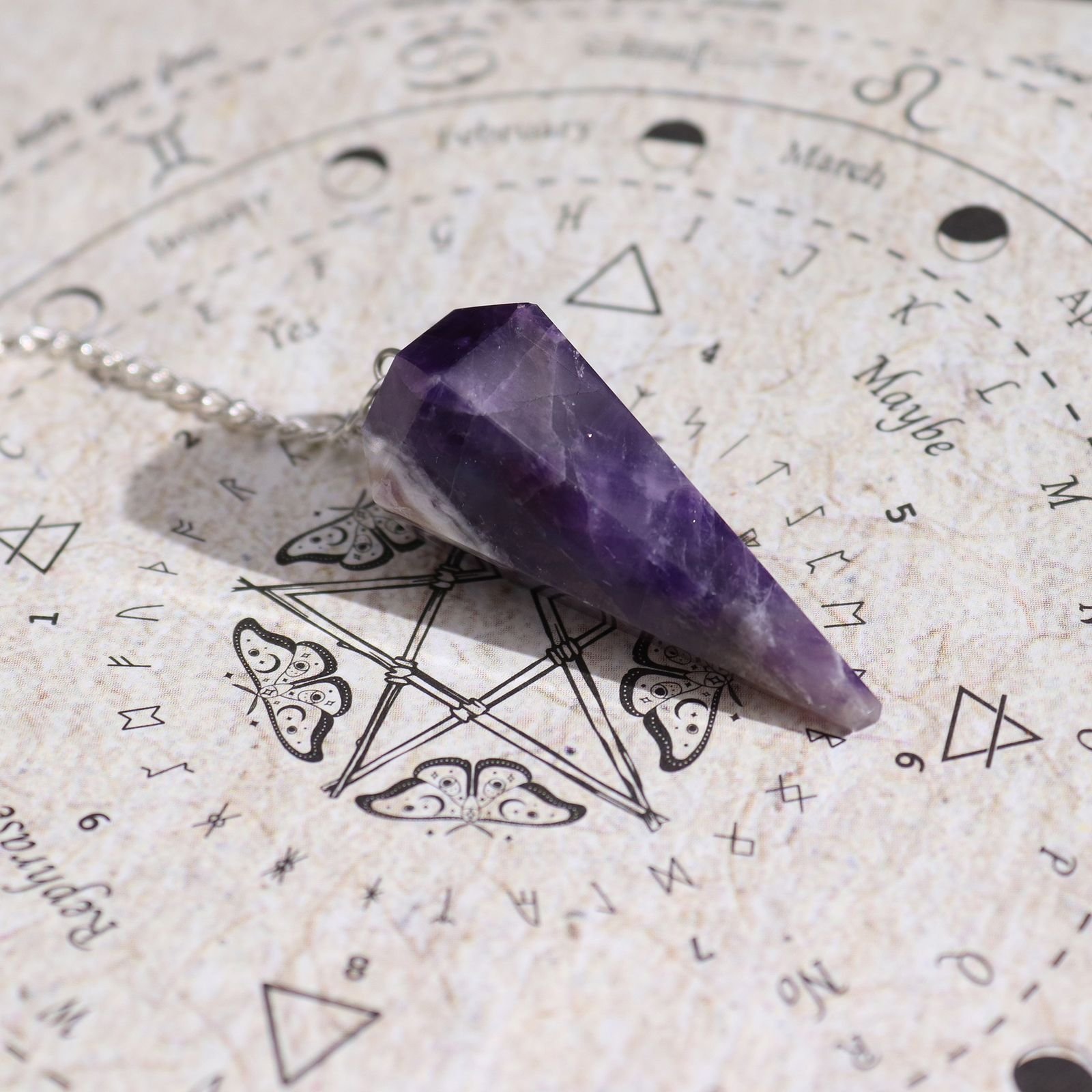 bG9jYWw6Ly9tZWRpYS9TUC9BRC82MFIzMEMxSjY0VDNBRFNQLzg5NzBkYjZhLmpwZw-1.jpg Seduction Räucherstäbchen Set mit Amethyst Pendel – 12 Midnight Oud Räucherstäbchen & Orakelkarte
